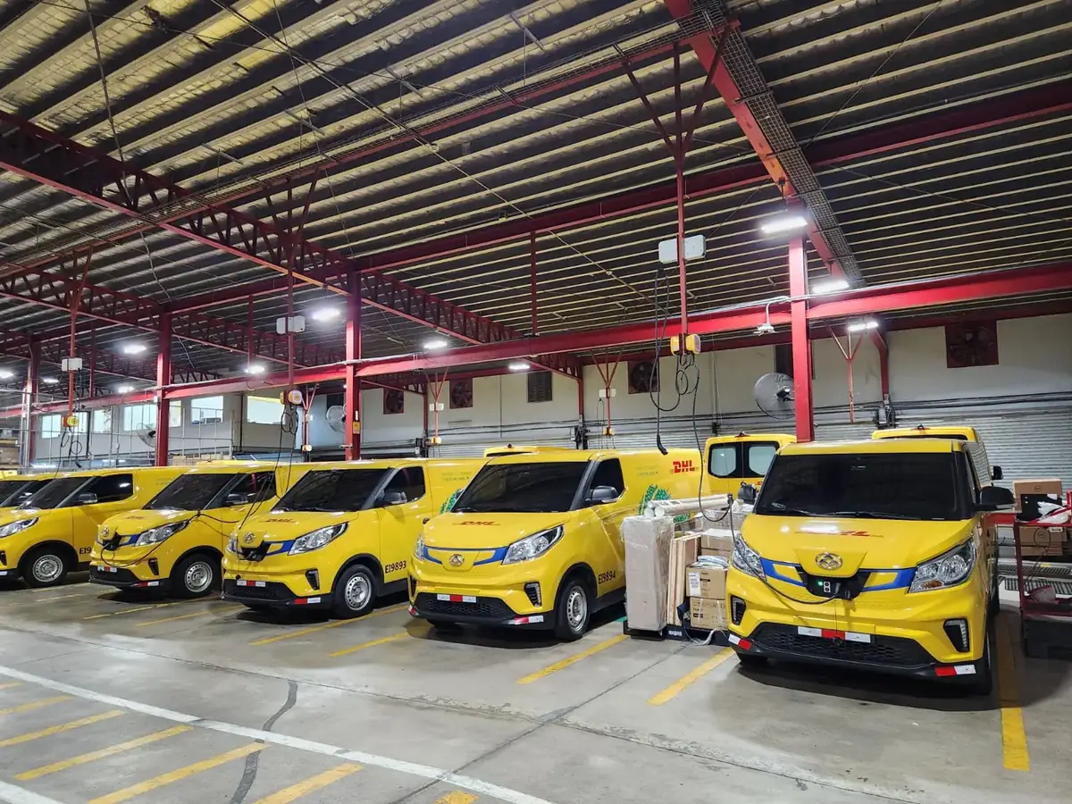 Nave de DHL en Costa del Este con estaciones de carga de vehículos eléctricos