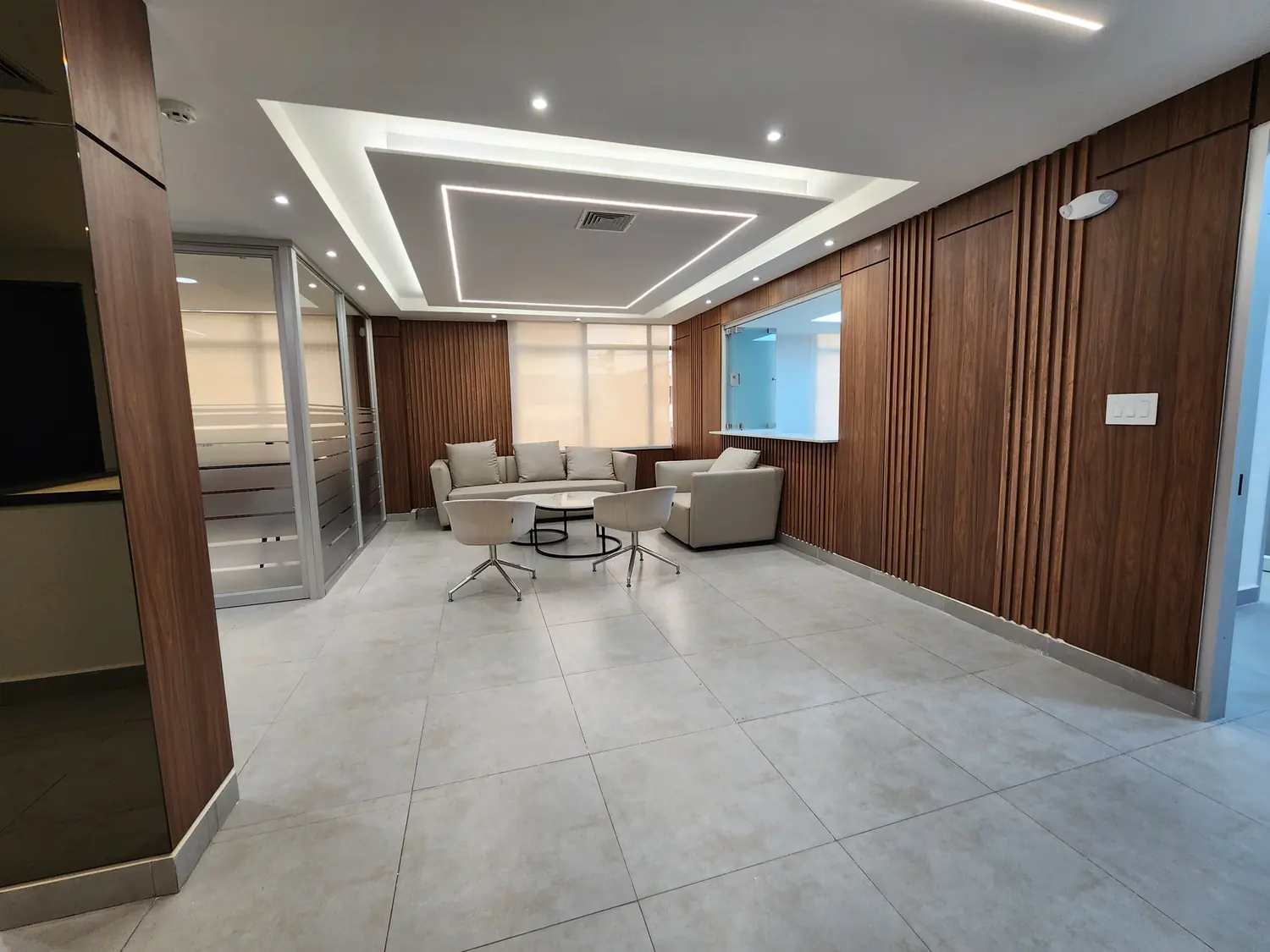 Interior renovado de la Embajada de Grecia
