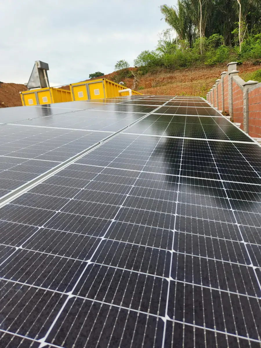 Paneles solares instalados en PH Piamonte