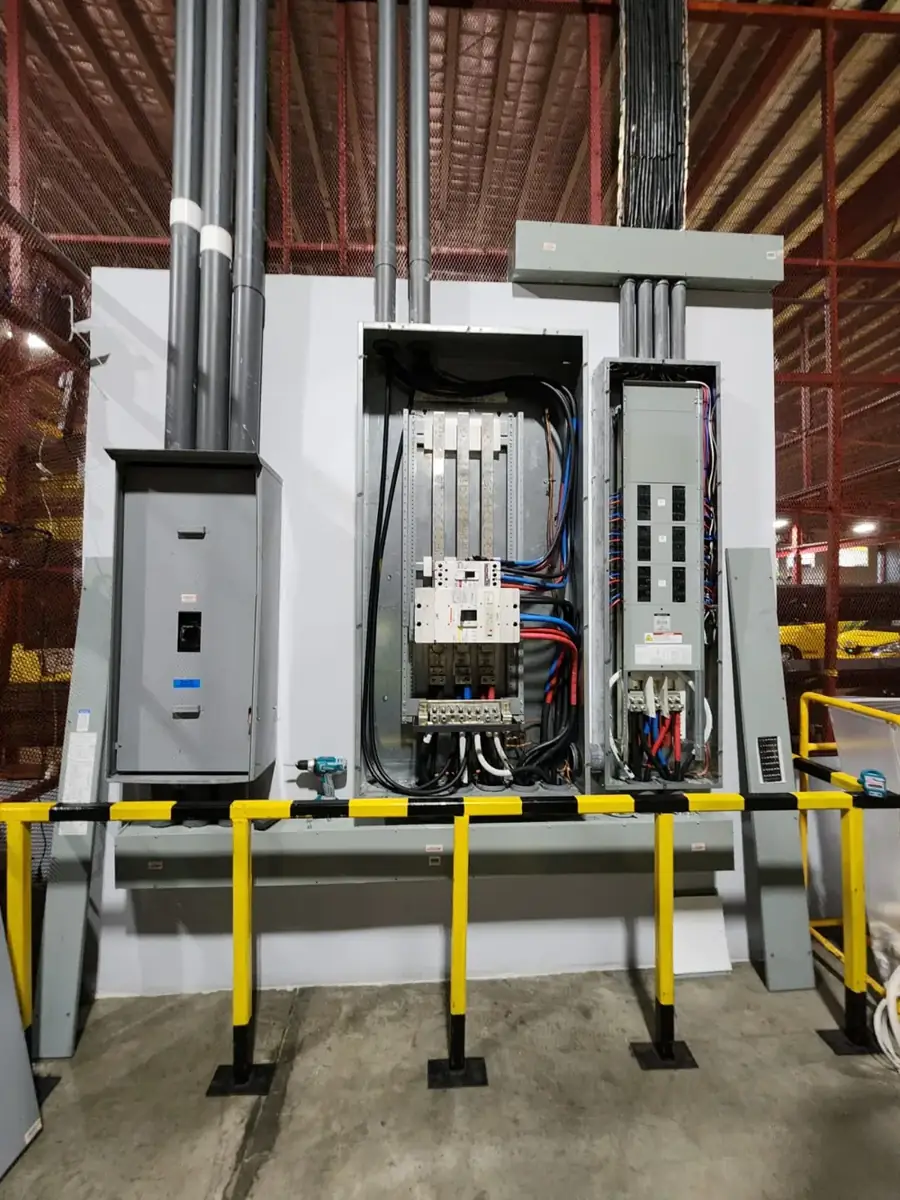 Tableros eléctricos y paneles de distribución en una nave industrial