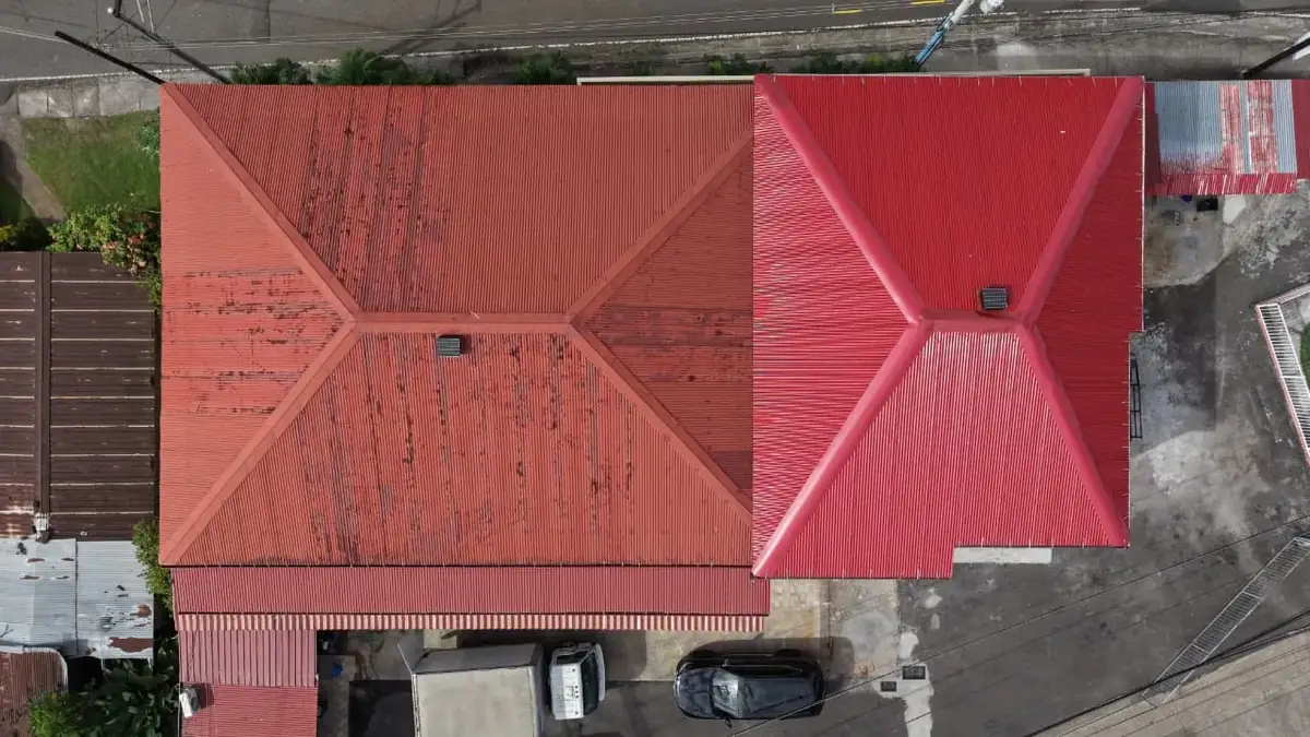 Vista aérea de un techo de zinc rojo en Panamá
