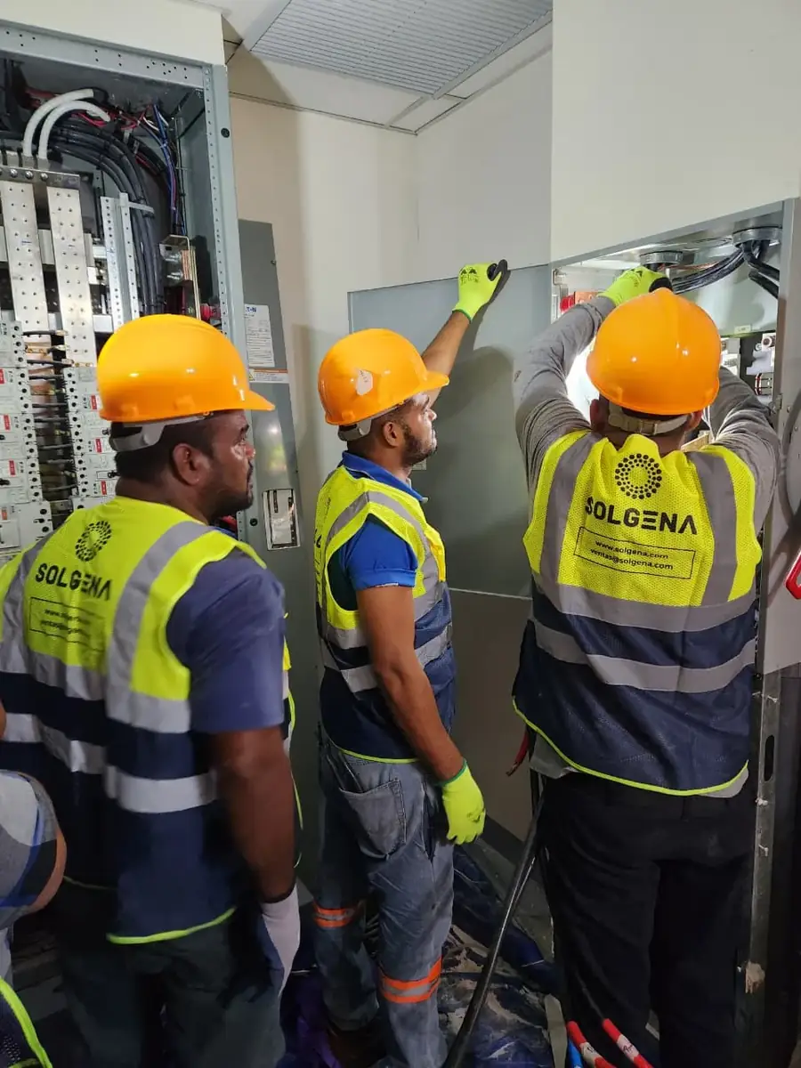 Equipo de SOLGENA realizando trabajos eléctricos en tableros de UPS